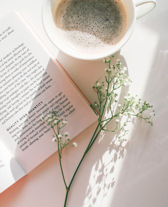 Soul espacios 0_2B BIBLIOTECA 023 Libro abierto con una taza de te y unas flores de siempre viva alrededor