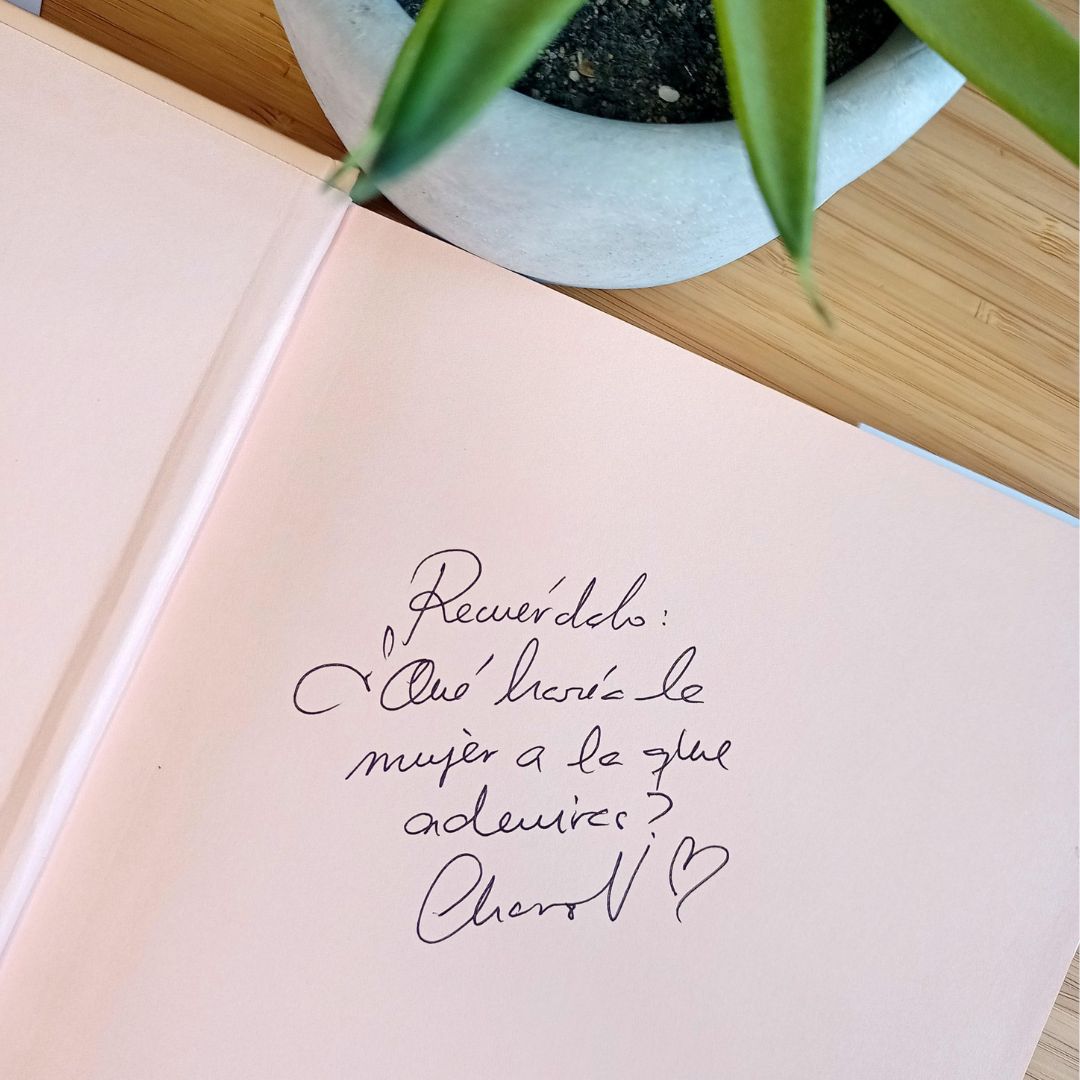 Foto del libro de Jefa de tu vida con la firma de Charuca