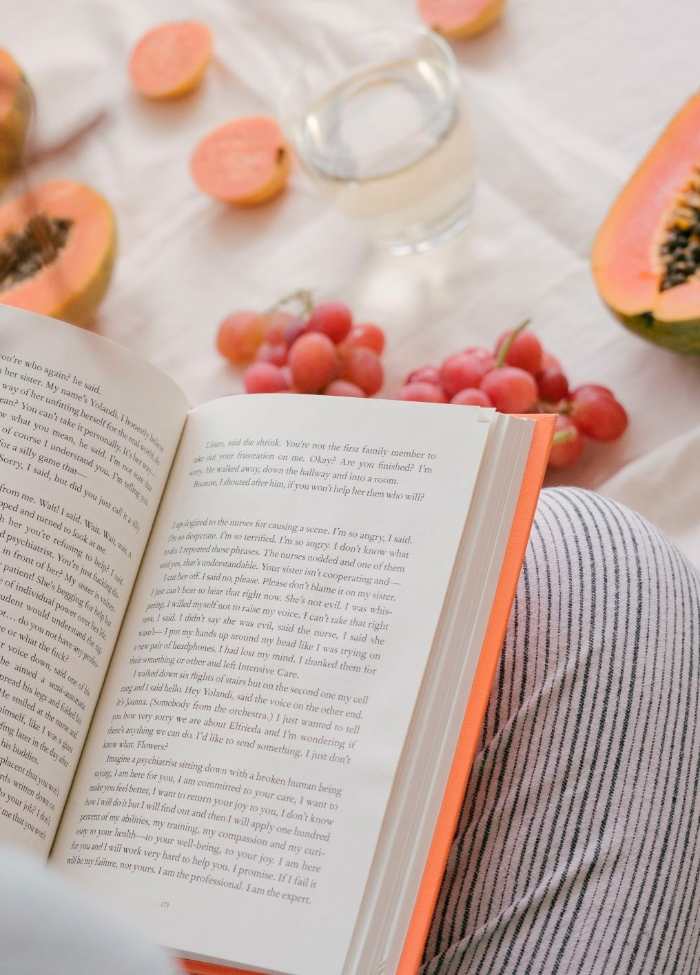 Soul-espacios-0_3-BIBLIOTECA señora leyendo libro en un ambiente fresco y soñador