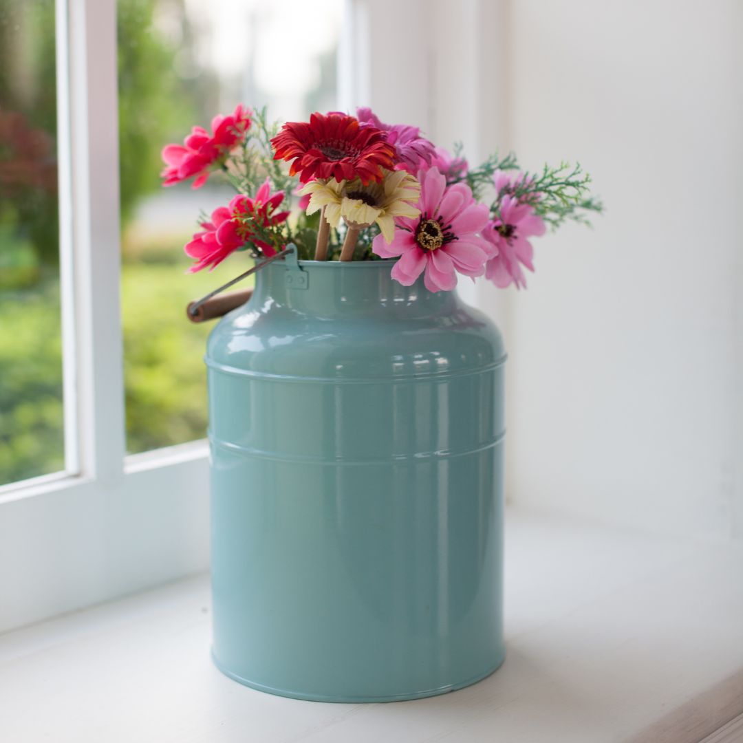 Jarrón sobre alfeizar en color azul bebé Soul con margaritas en varios colores