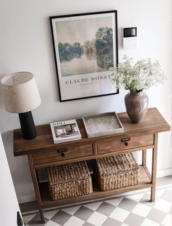 Ventana con bancada de asiento para lectura y librería a ambos lados