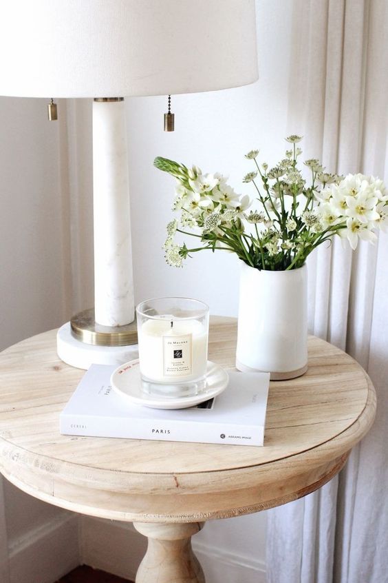 Mesita de café en esquina con jarrón de flores