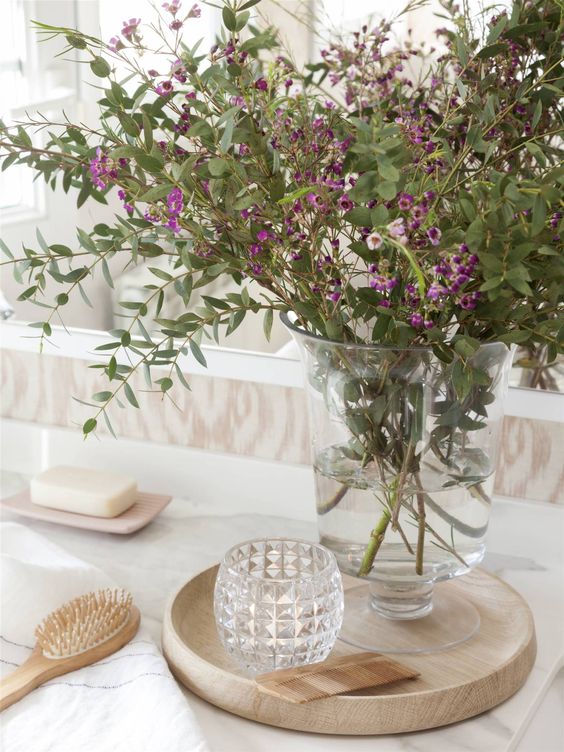 Ramo de flores silvestres en la encimera de un baño luminoso
