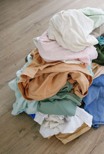 ropa en el suelo sin doblar y amontonada