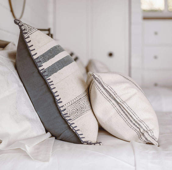 cojines sobre una cama