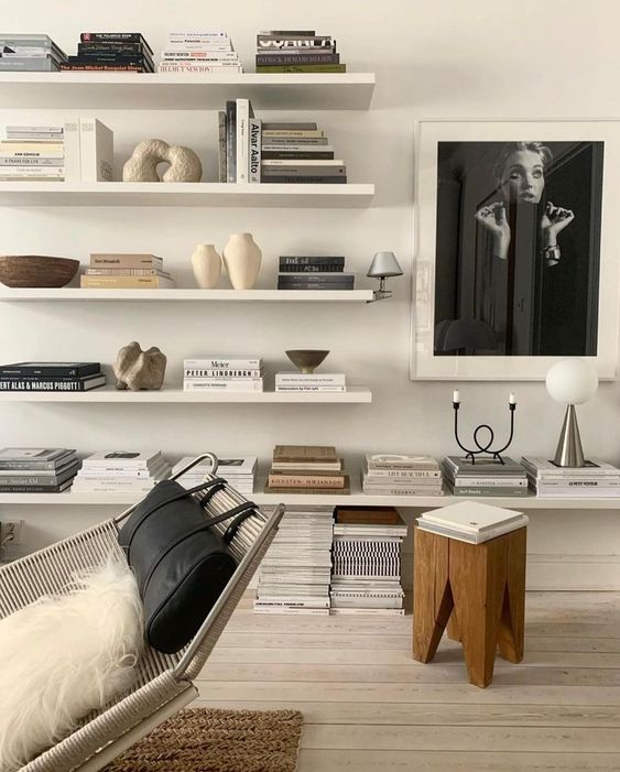 estanteria con libros y objetos sensorialmente atractivos