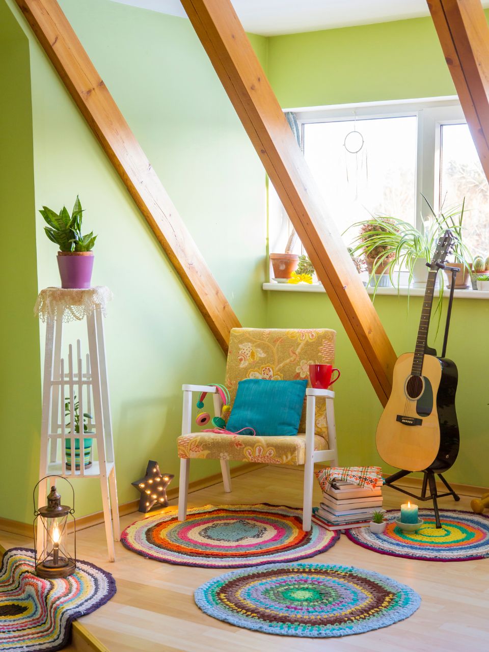 Mesita de café en esquina con jarrón de flores