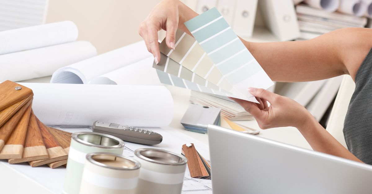 Foto de una interiorista mostrando combinación cromática
