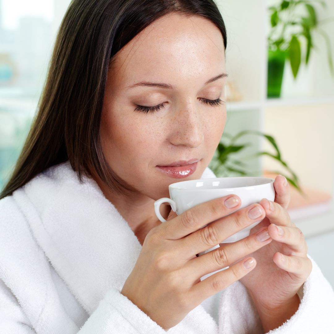 Mujer relajada con taza en la mano
