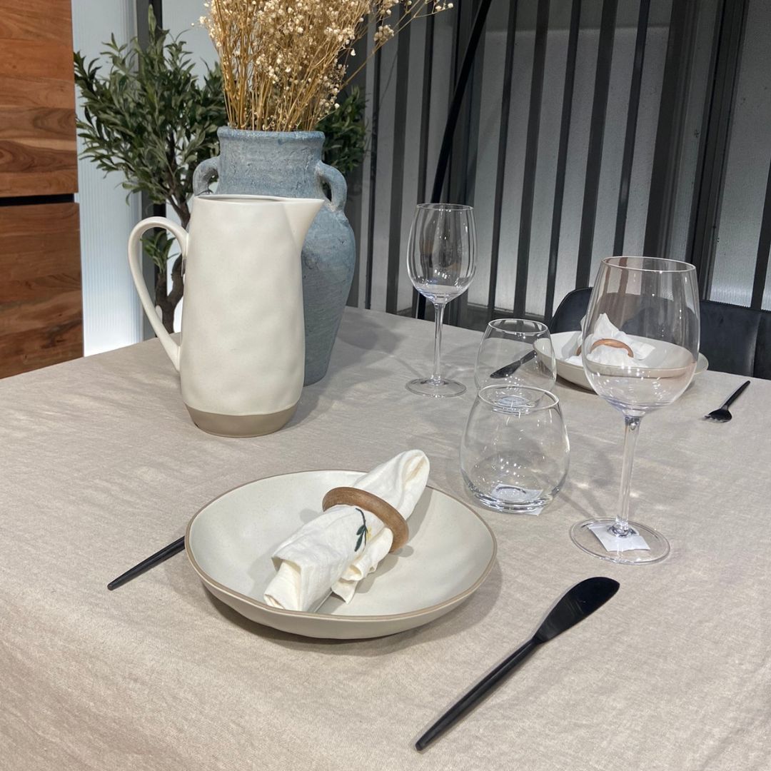 Vajilla con motivos florales campestres de H&M