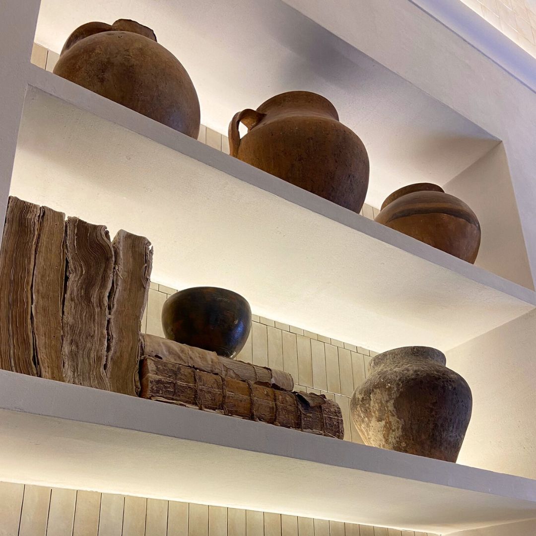 estantería con cerámica artesanal