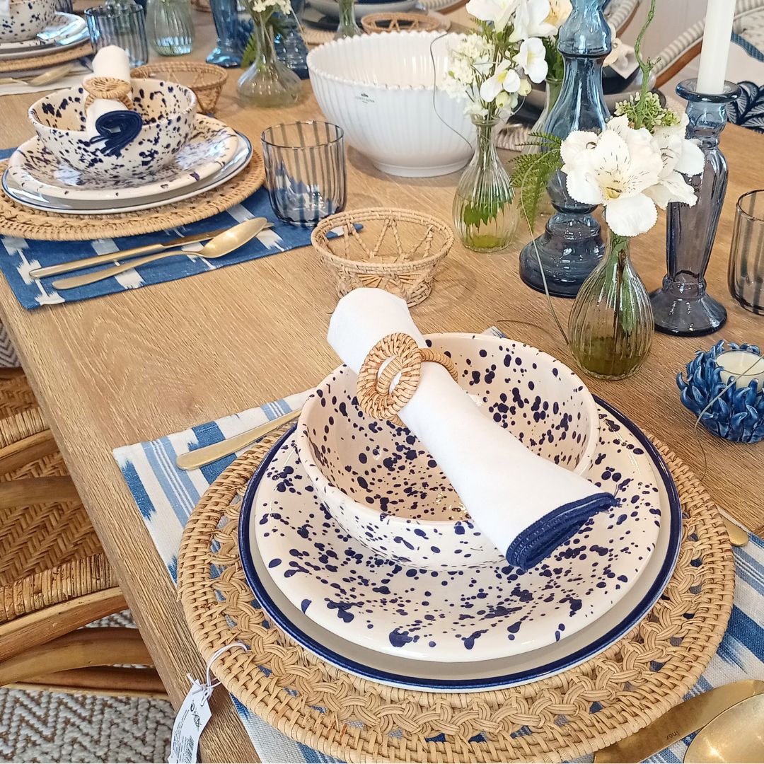 Composición de mesa con platos de cerámica