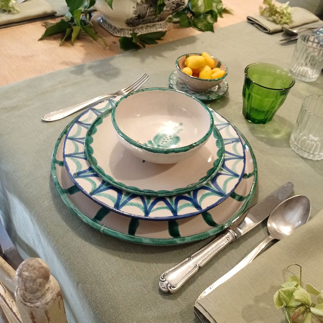 Composición de mesa con platos de cerámica