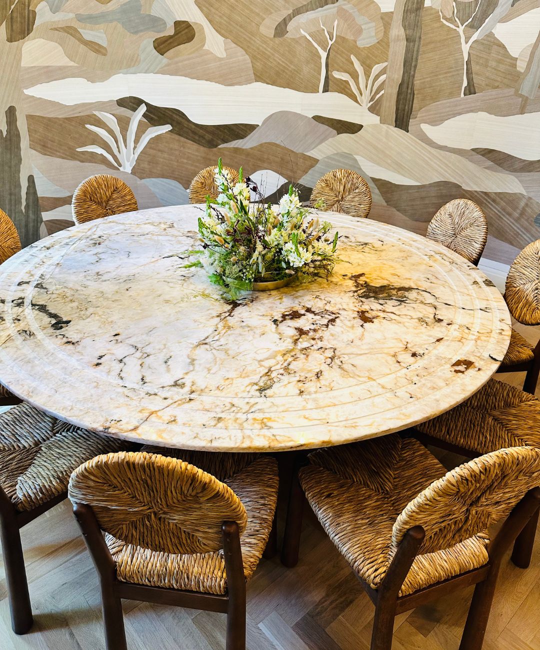 Mujer pensando el objetivo que quiere para su hogar