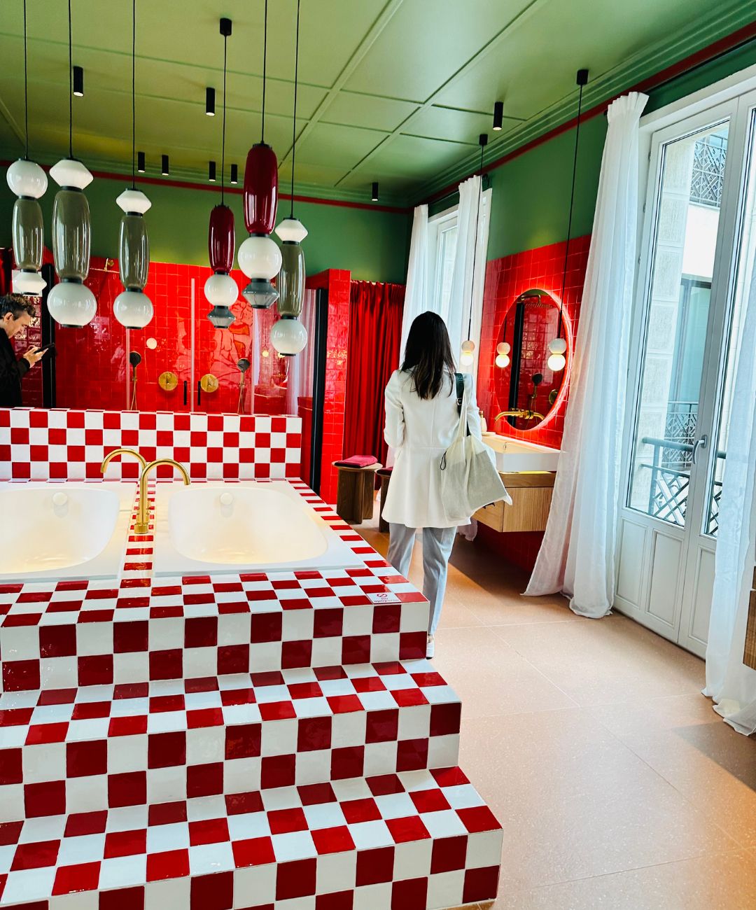 patricia, de Soul espacios analizando uno de los espacios de Casa Decor