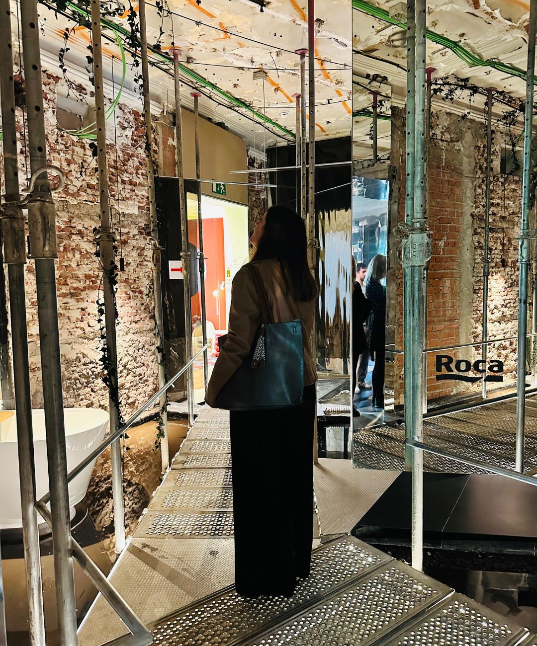 Ana, de Soul espacios, reflejada en los múltiples espejos del espacio de Roca